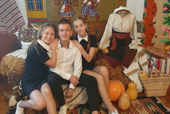 Учні школи креативно привітали своїх вчителів