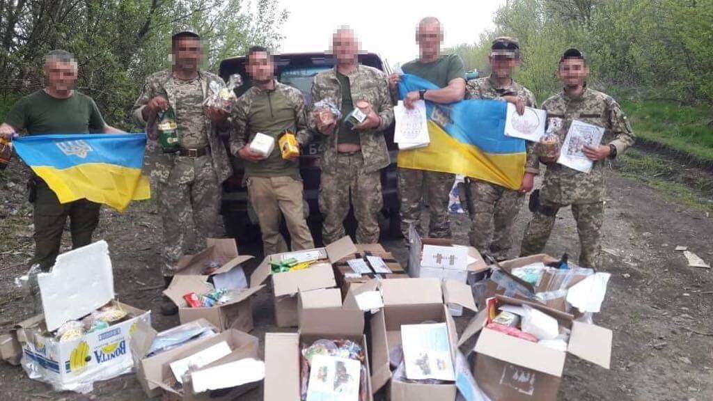 Військові ООС отримали великодні подарунки від учнів